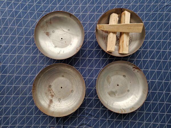 Vier Schalen, eine mit Holz