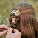 Screenshot 2024-07-03 at 11-16-10 Eine Frau mit langen Haaren und einer Blume im Haar Foto – Kostenloses Bild zum Thema Wohlbefinden auf Unsplash